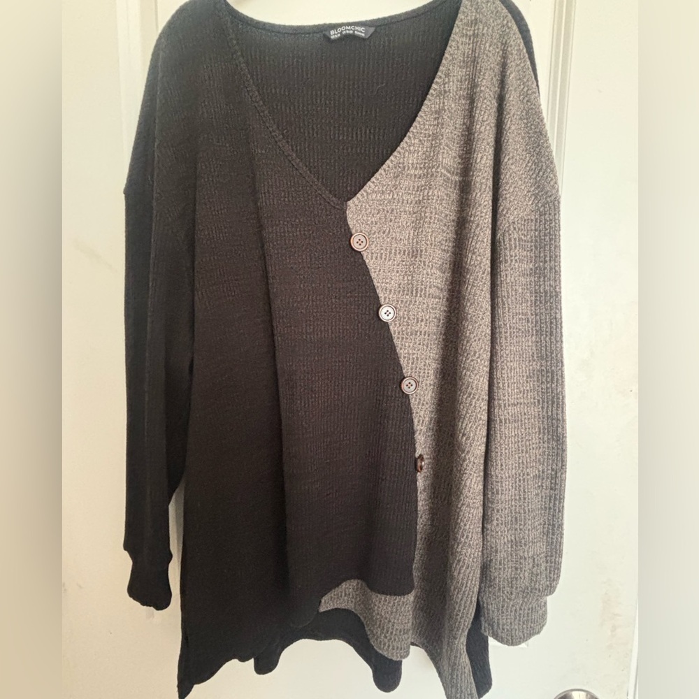 BloomChic Black and Gray Waffle Knot Asymmetrical Button Top Size 14/16 - Picture 2 of 4